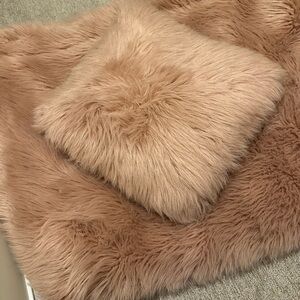 RHteen dusty rose fur comforter and pillow. Fits queen bed.